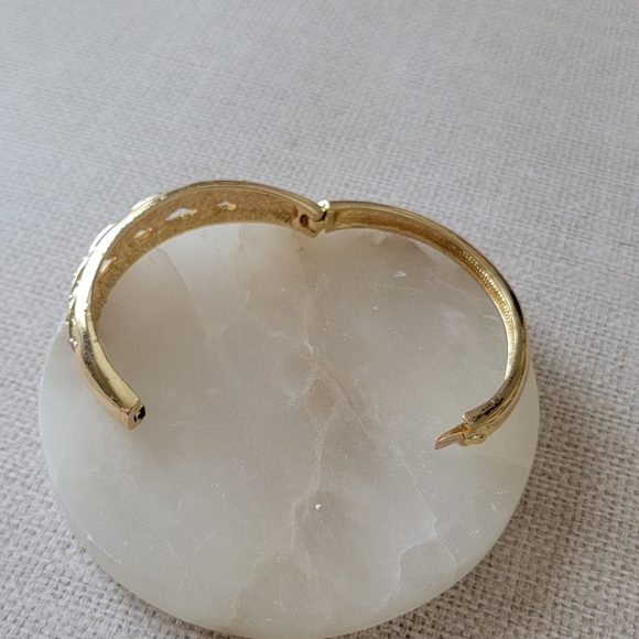 Gold Rhinestone Twisted Hinged Bracelet - Picture 4 of 13